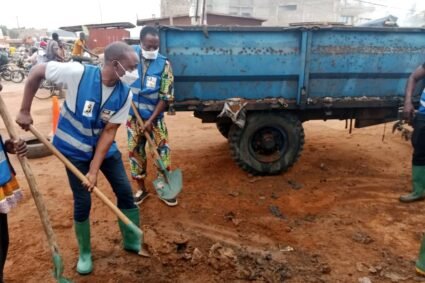 Prévention des inondations : Le maire Yawo Adonkanu lance la grande opération de curage des caniveaux dans sa commune